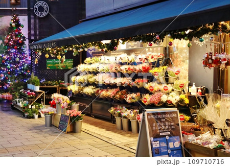 夕暮れの九品仏川緑道の花店 夕暮れの九品仏川緑道の花店 109710716