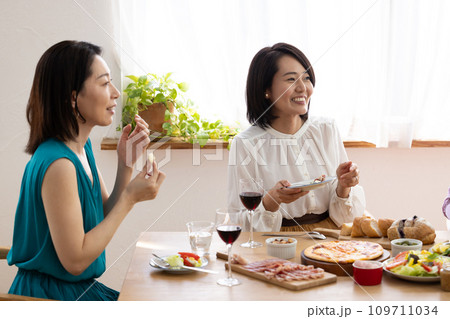 ホームパーティを楽しむ女性 109711034