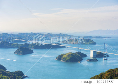 亀老山展望台からの瀬戸内しまなみ海道来島海峡大橋の眺望 109711551