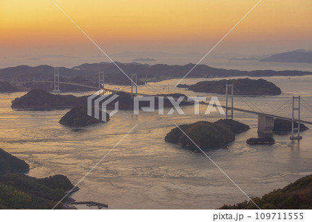 瀬戸内しまなみ街道に沈む夕日 109711555