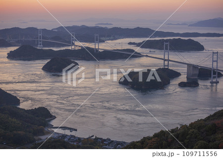 瀬戸内しまなみ街道に沈む夕日 瀬戸内しまなみ街道に沈む夕日 109711556