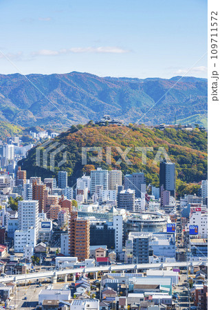 松山城と松山市街地の街並み 109711572