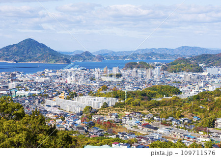 愛媛県松山市街地の街並み 109711576