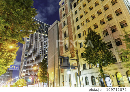 横浜みなとみらい　本町通り沿いビル群　神奈川県横浜市 109712072