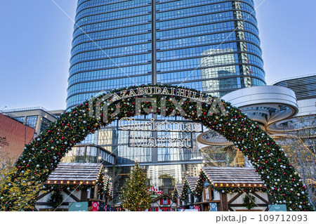 東京都港区　麻布台ヒルズ森JPタワー　中央広場のクリスマスイベント風景 109712093
