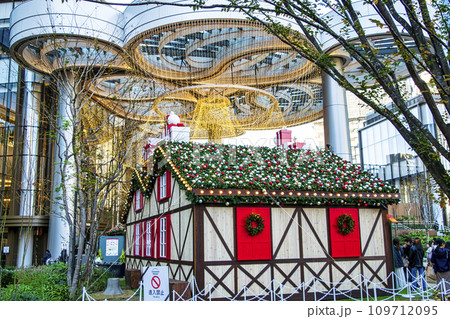 東京都港区 麻布台ヒルズ森JPタワー 中央広場のクリスマスイベント風景 東京都港区 麻布台ヒルズ森JPタワー 中央広場のクリスマスイベント風景 109712095