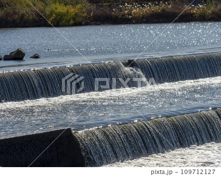 光り輝く大和川の柏原堰堤の風景 109712127