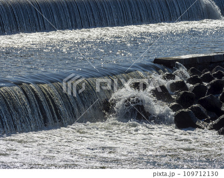 光り輝く大和川の柏原堰堤の風景 109712130
