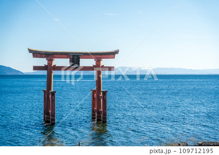 琵琶湖にある白鬚神社の鳥居 琵琶湖にある白鬚神社の鳥居 109712195