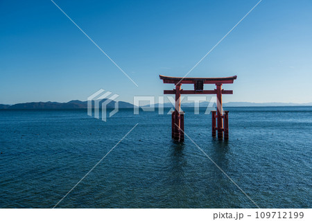 琵琶湖にある白鬚神社の鳥居 109712199
