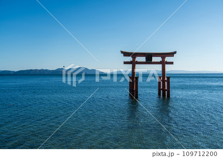 琵琶湖にある白鬚神社の鳥居 109712200