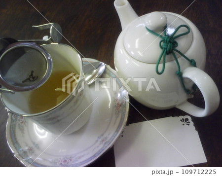 ティーカップに注がれた茶葉(西洋式茶器セット) ティーカップに注がれた茶葉(西洋式茶器セット) 109712225