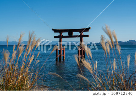 琵琶湖にある白鬚神社の鳥居 琵琶湖にある白鬚神社の鳥居 109712240