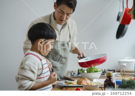 料理をする30代の父親と息子 料理をする30代の父親と息子 109712254