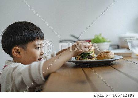 チーズバーガーを作る男の子　横顔 109712298