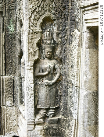 アプサラダンス踊り子レリーフ タ・プローム遺跡・アンコールワット アプサラダンス踊り子レリーフ タ・プローム遺跡・アンコールワット 109712329