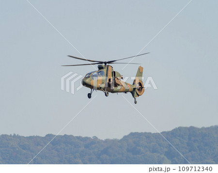 八尾駐屯地上空を飛行する観測ヘリコプターOH-1 109712340