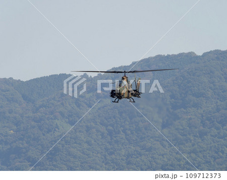 八尾駐屯地上空を飛ぶ対戦車ヘリコプターAH-1Sコブラ 109712373