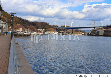 しまなみ海道 新尾道大橋と尾道市役所のテラス 109712554