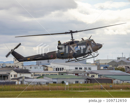 八尾駐屯地に着陸する陸上自衛隊のUH-1J 109712650