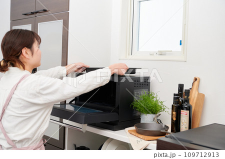 電子レンジをける操作する女性 料理 電子レンジをける操作する女性 料理 109712913