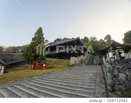 下から見上げる東大寺二月堂 下から見上げる東大寺二月堂 109712992