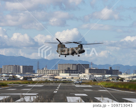 八尾空港上空を飛ぶ陸上自衛隊のCH-47JAチヌーク 109713043