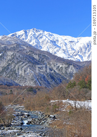 白馬大橋から望む初冬の北アルプス 109713105