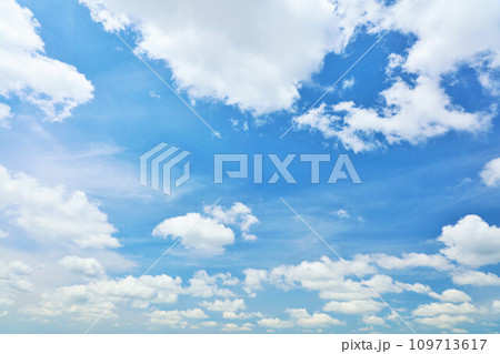 夏の青空と雲 夏の青空と雲 109713617