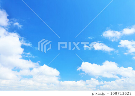 夏の青空と雲 109713625