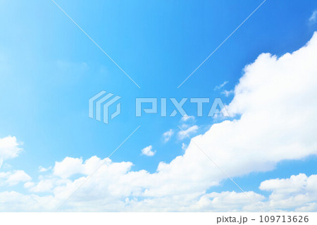 夏の青空と雲 109713626