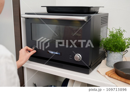 電子レンジを操作する女性 料理 手 電子レンジを操作する女性 料理 手 109713896