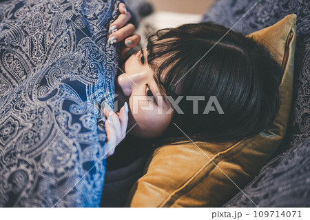 ベッドで寝ている女性 ベッドで寝ている女性 109714071