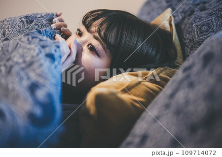 ベッドで寝ている女性 ベッドで寝ている女性 109714072