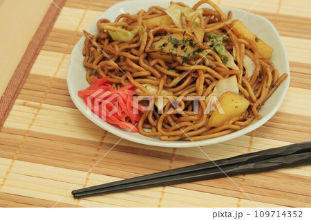 ポテト入り焼きそば ポテト入り焼きそば 109714352