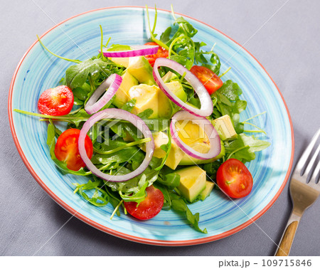 Salad of arugula with avocado 109715846