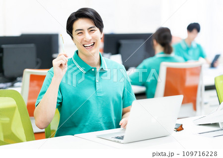 笑顔の若い男性ケアマネジャー 109716228