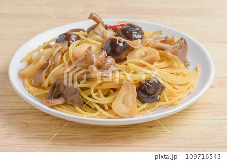 キノコとニンニクのパスタ 109716543