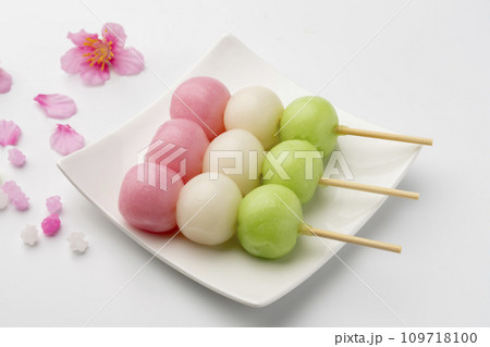 三色団子 白背景 三色団子 白背景 109718100