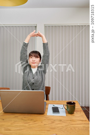 リモートワーク　休憩する女性　在宅勤務　伸び 109718315