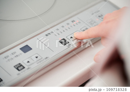 IHコンロを操作する女性 手元 ボディパーツ 顔無し IHコンロを操作する女性 手元 ボディパーツ 顔無し 109718328