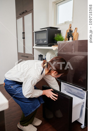 冷蔵庫を開ける女性 料理 家庭 冷蔵庫を開ける女性 料理 家庭 109718368