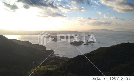 亀老山山頂から望む来島海峡の夕景 109718557