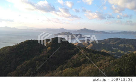 亀老山山頂から望む来島海峡の夕景 亀老山山頂から望む来島海峡の夕景 109718558