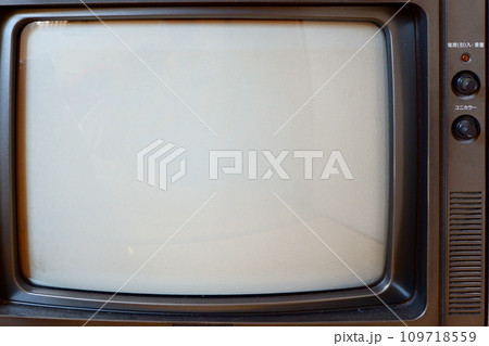 昭和時代のダイアル式ブラウン管テレビ 昭和時代のダイアル式ブラウン管テレビ 109718559