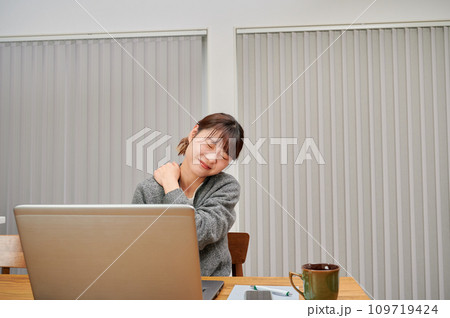 デスクワークで肩がこっている女性　疲れ　在宅勤務 109719424