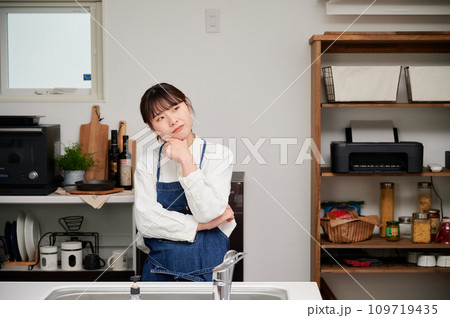 キッチンで悩む女性 考える キッチンで悩む女性 考える 109719435