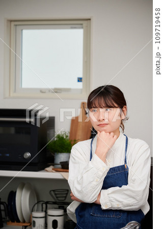 キッチンで悩む女性　考える 109719458