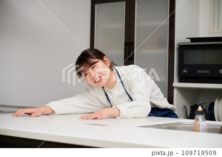 キッチンで落ち込む女性 悲しい 辛い 考える キッチンで落ち込む女性 悲しい 辛い 考える 109719509