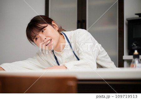 キッチンで落ち込む女性 悲しい 辛い 考える キッチンで落ち込む女性 悲しい 辛い 考える 109719513